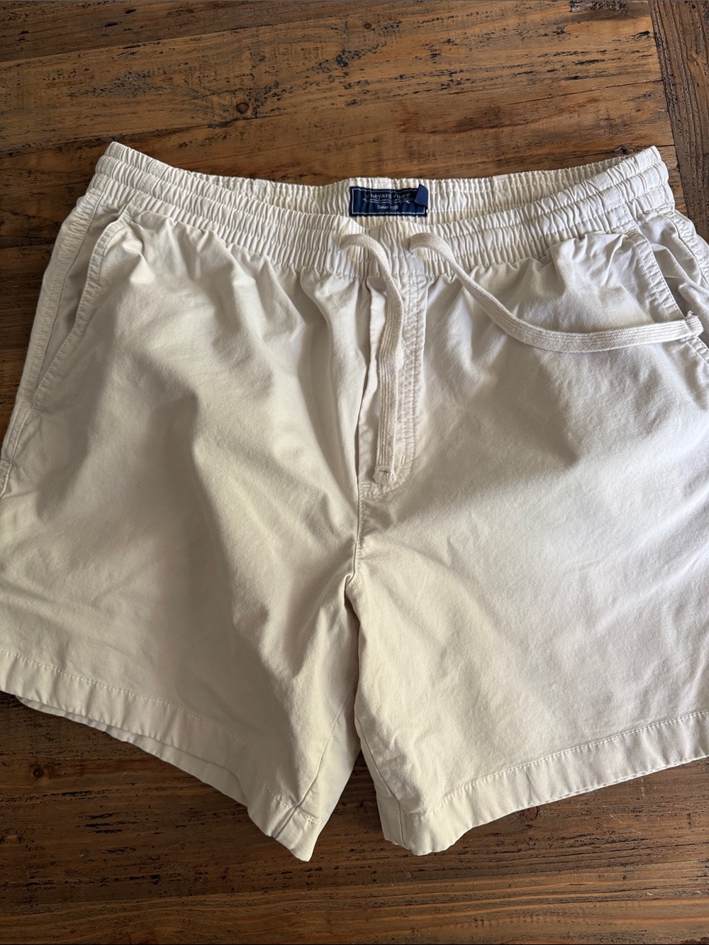 Vineyard Vines Men's light khaki elastic waist shorts